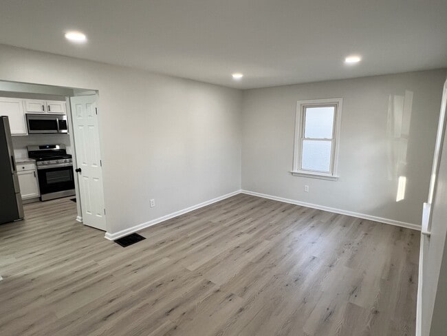 Building Photo - 170 Rosslyn Ave