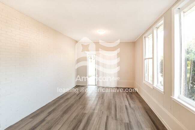 Building Photo - 300 Spillers St