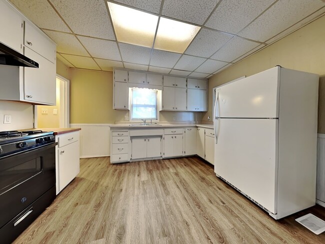 Building Photo - LEASING SPECIAL!! 3 Bedroom, 1 Bathroom Ho...