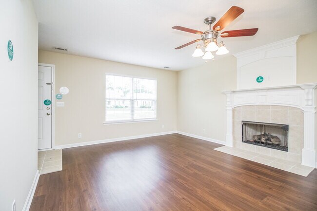 Foto del edificio - 3226 Hardwood Dr