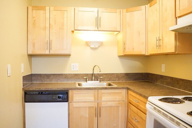 Foto del edificio - Sunny & Bright 1st Floor 1-Bed w Dishwasher & Parking!