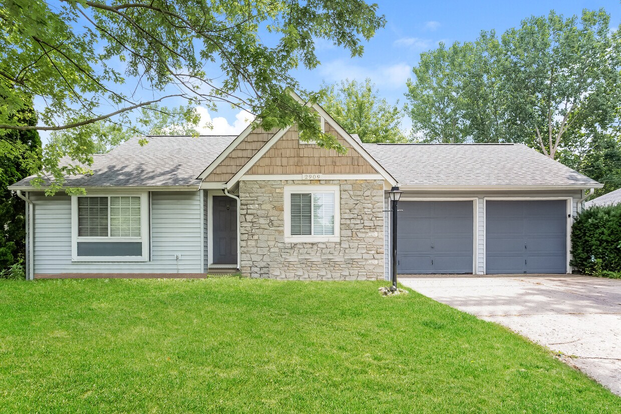Primary Photo - 2909 Grassy Creek Dr