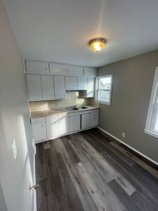 Building Photo - 2 Bedroom Single Family