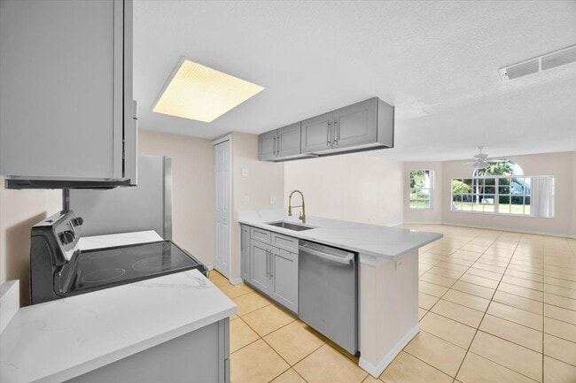 Foto del edificio - 2035 Royal Bay Blvd
