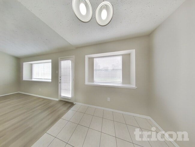 Building Photo - 2802 N Spring Dr