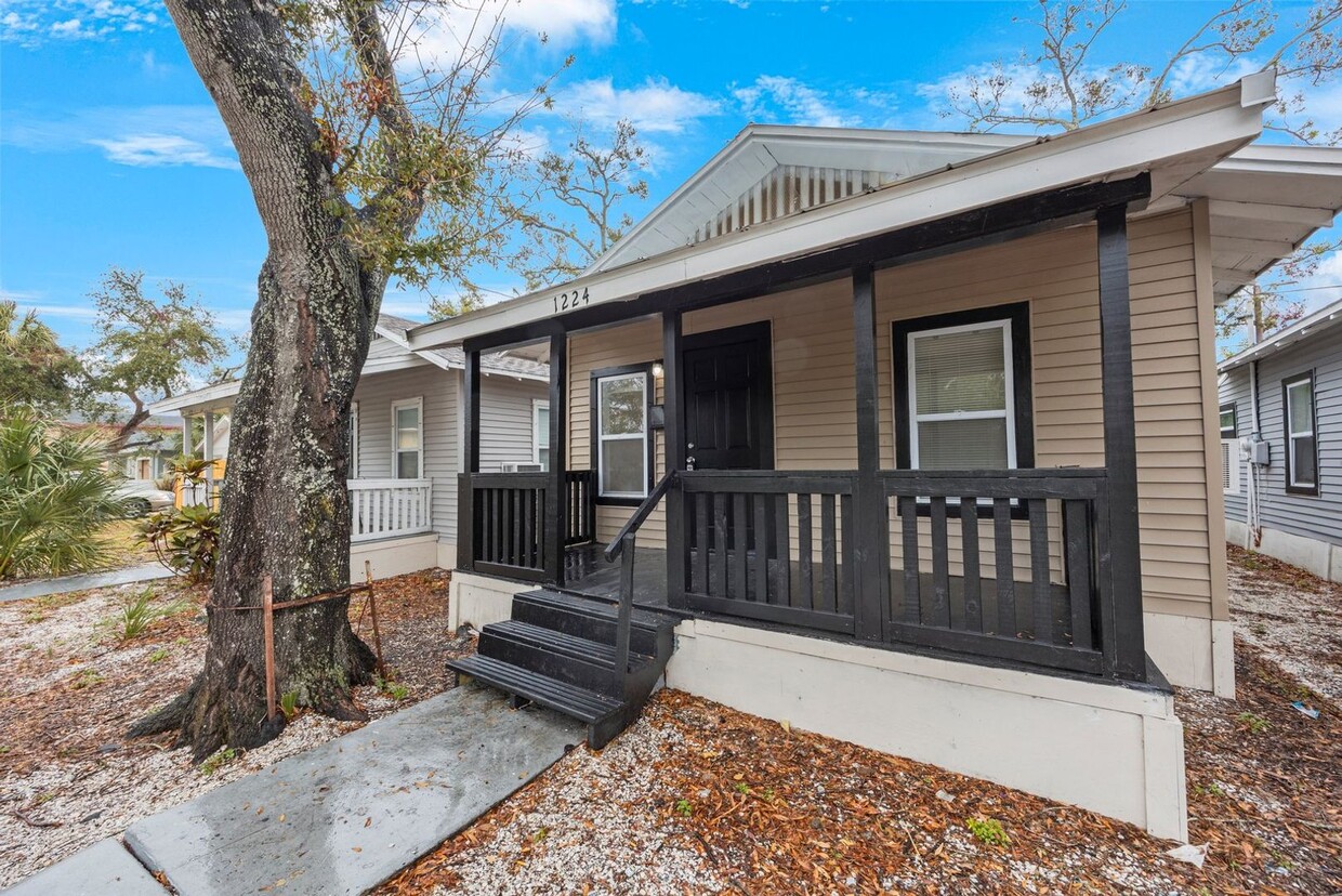 Foto principal - Cozy 2 bedroom 1 bath Home St Pete