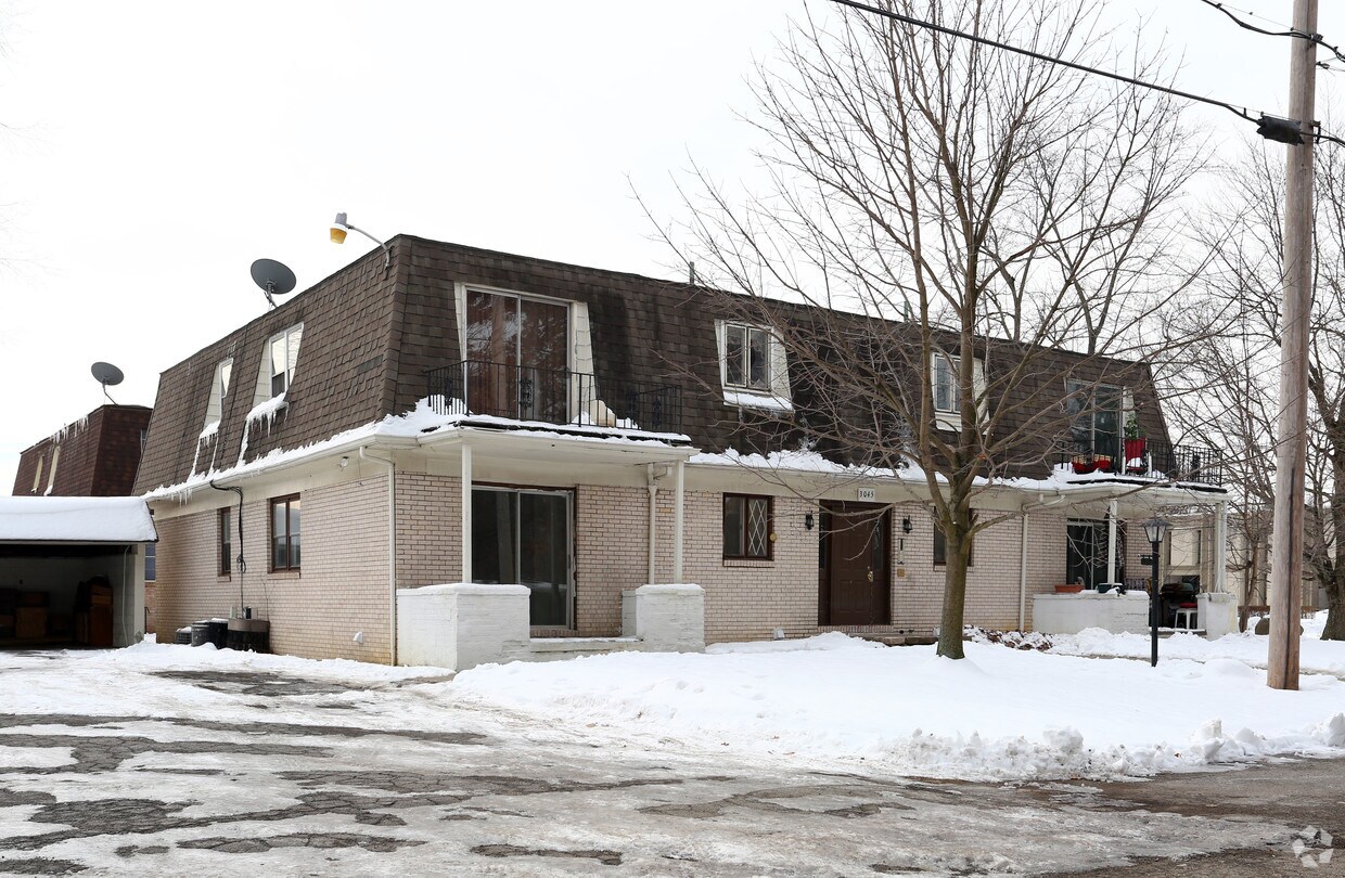 Primary Photo - 3041-3045 Green Acres Dr