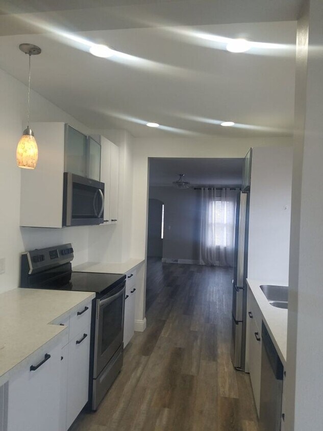 Primary Photo - Close to Downtown, 4BD/2BT