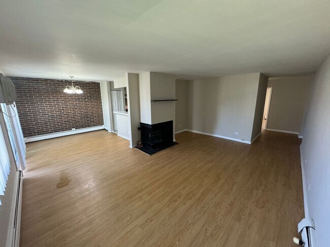 Foto del edificio - 2 Bedroom Condo in Palatine