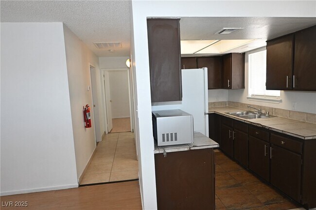 Foto del edificio - 2301 Stewart Ave