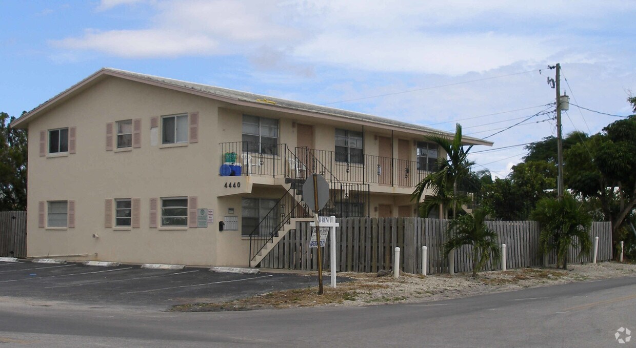 Vista de frente - 4440 NE 1st Ter