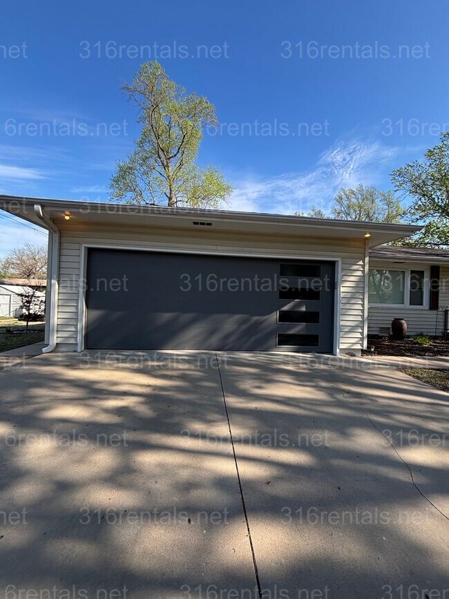 Foto del edificio - 3 bed 1 1/2 bath house available Now!!