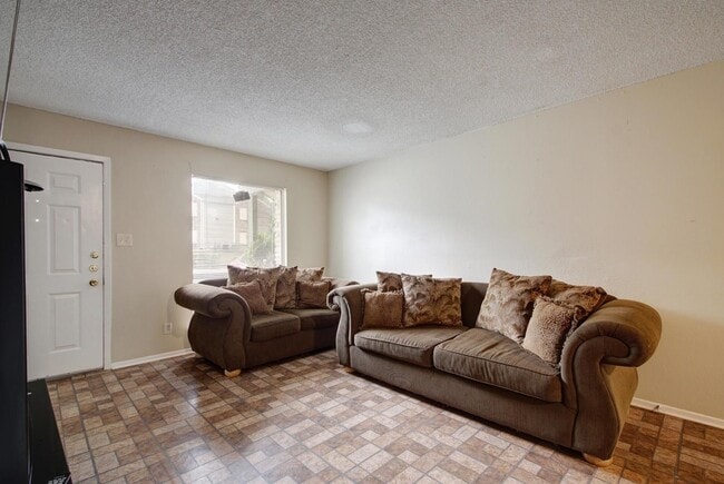 Building Photo - 1740 Rutland Dr