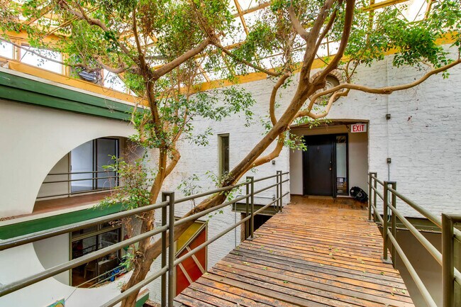 Foto del edificio - 600 W 18TH St