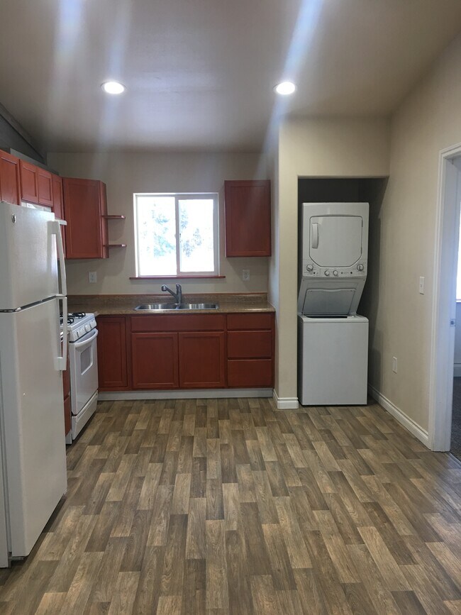 Building Photo - 1211 Lilac Ln