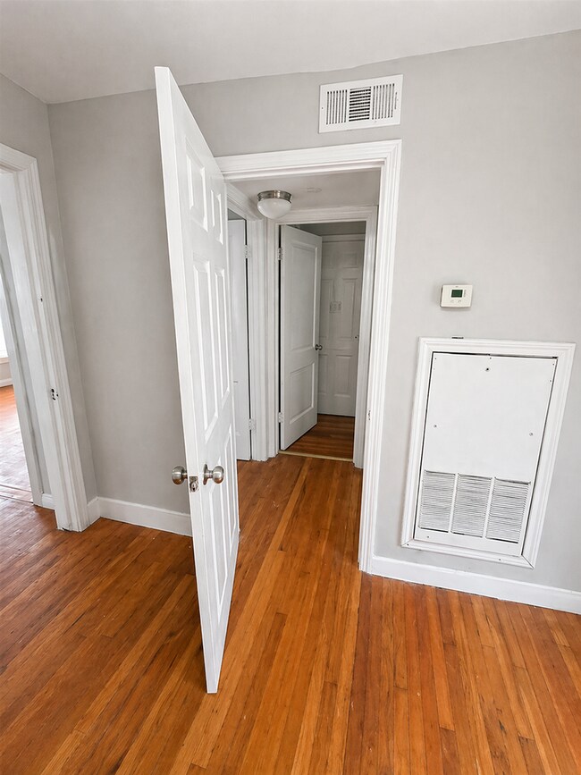 Foto del edificio - BRIGHT AND SPACIOUS 2-BEDROOM NEAR ST. MARY'S UNIVERSITY AND WOODLAWN LAKE
