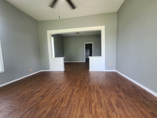 Building Photo - Spacious 2/1!
