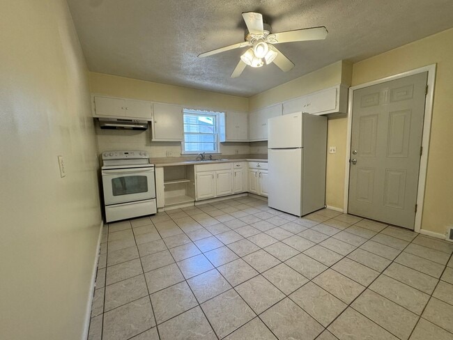 Building Photo - 1127 Lodge Ave