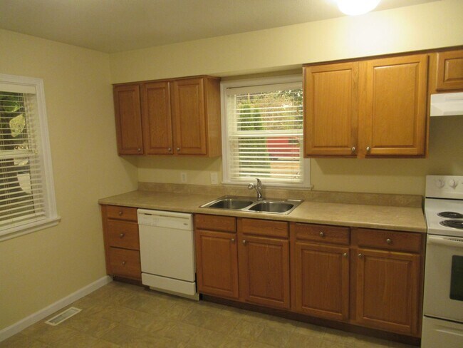 Foto del edificio - Three Bedroom Home in South Salem