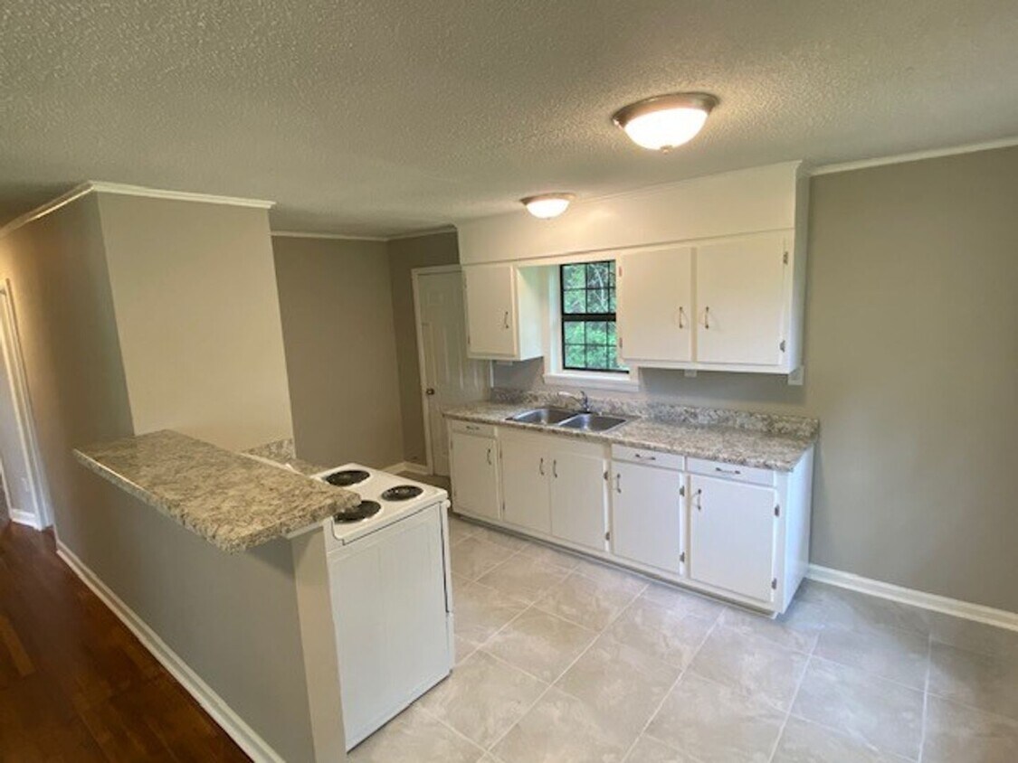 Foto principal - Renovated 2 Bedroom 1 Bath Home for Rent!