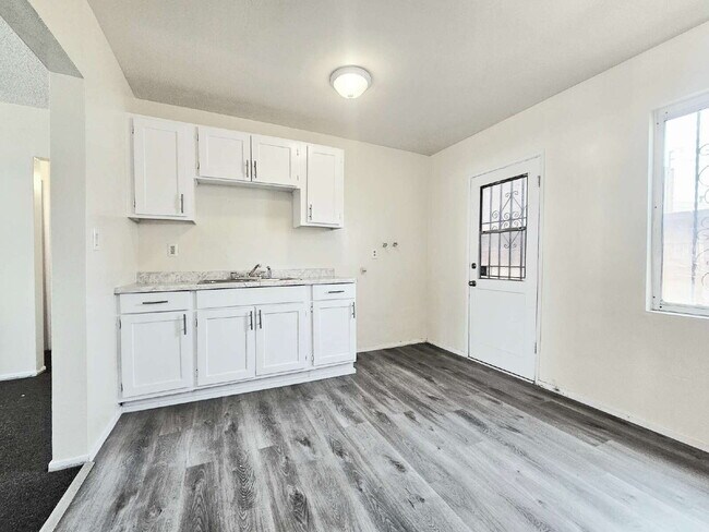 Foto del edificio - Spacious 2-Bedroom Home with Large Yard!!!