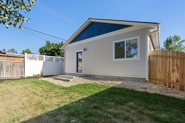 Foto del edificio - 3716 Custer Dr