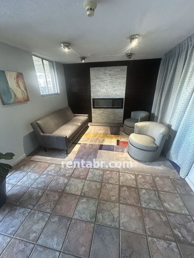 Building Photo - 2 Bed 2 Bath Cap Hill Condo w/POOL!
