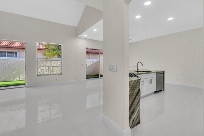 Building Photo - 36 Monterey Pointe Dr