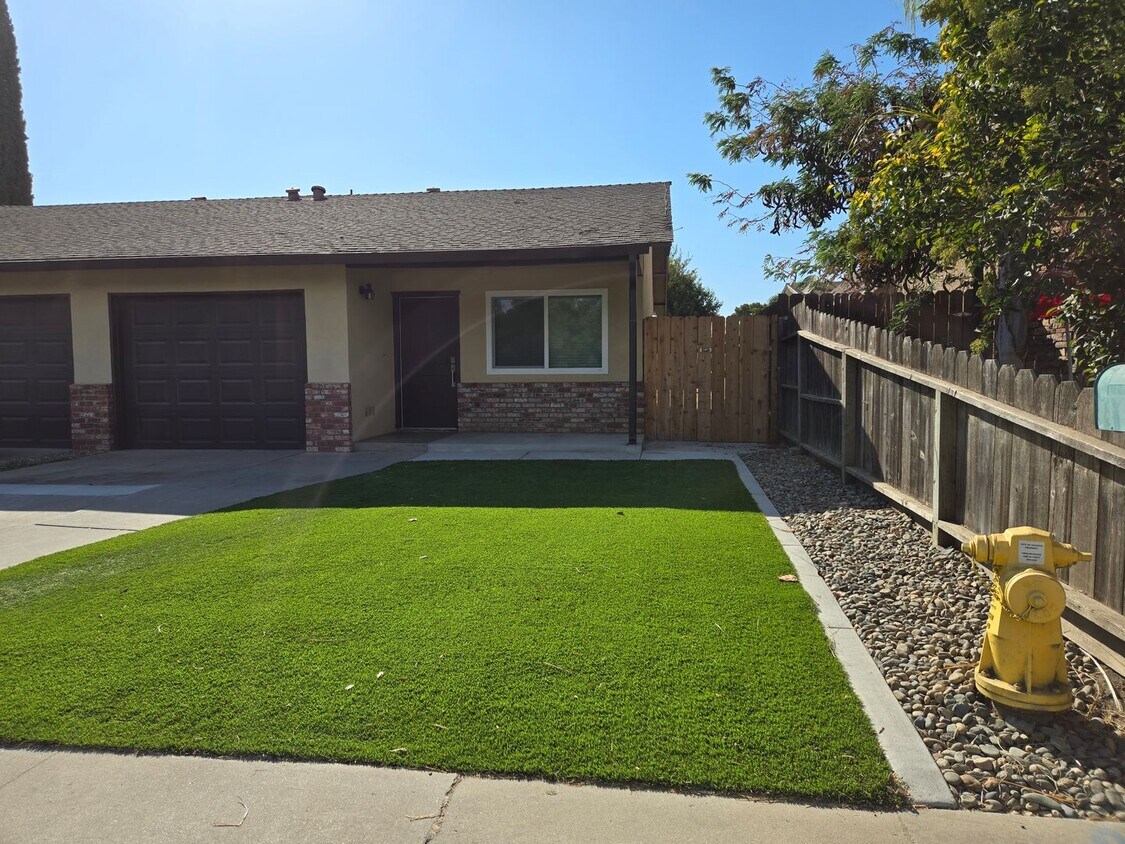 Foto principal - 517-519 N Riverside Dr