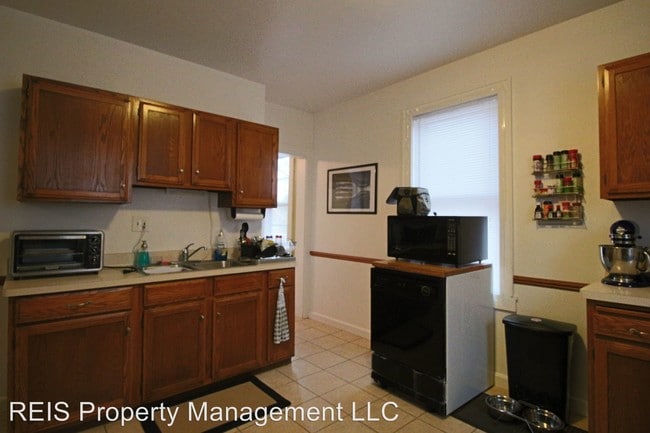 Building Photo - 150 S 73rd St