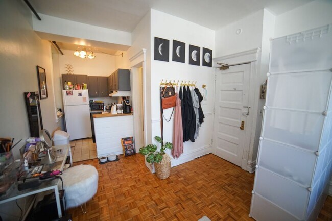 Foto del edificio - 2800 N Pine Grove Ave