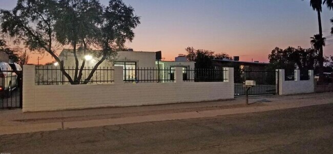Building Photo - 815 W Hawaii Dr