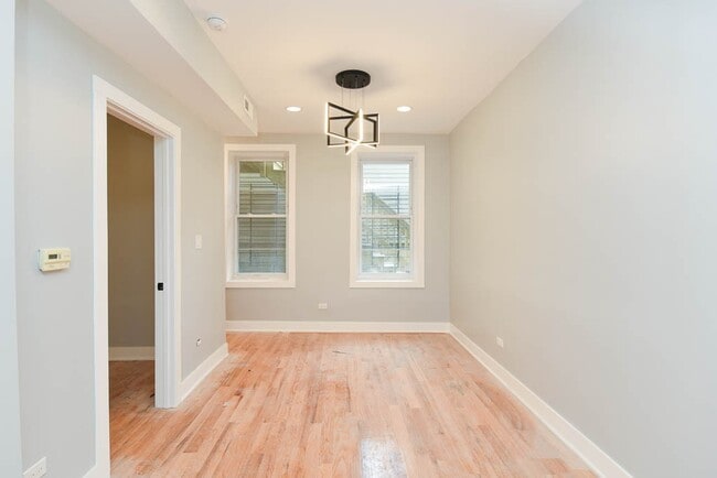 Foto del edificio - 1624 W Beach Ave