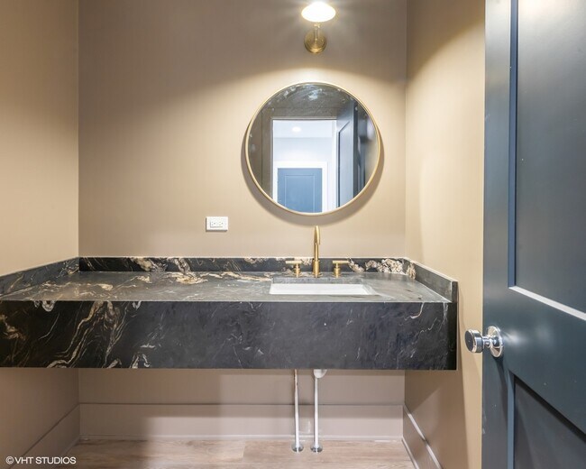 Foto del edificio - 1647 W Irving Park Rd