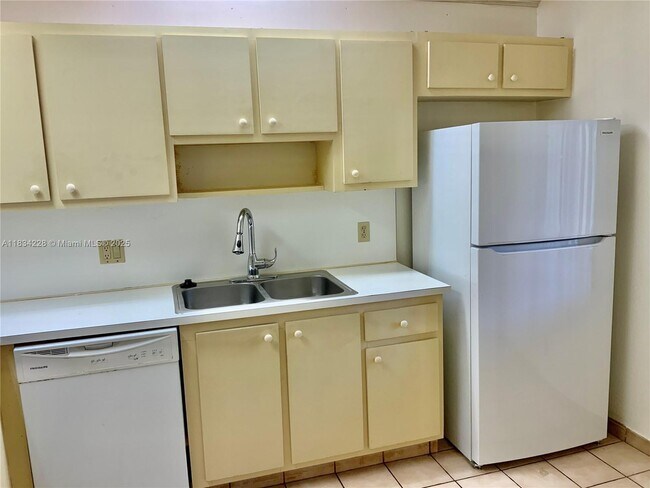 Building Photo - 417 Lakeview Dr