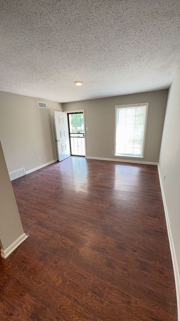 Building Photo - Newly Renovated 3 bed 1 bath home in Parkw...