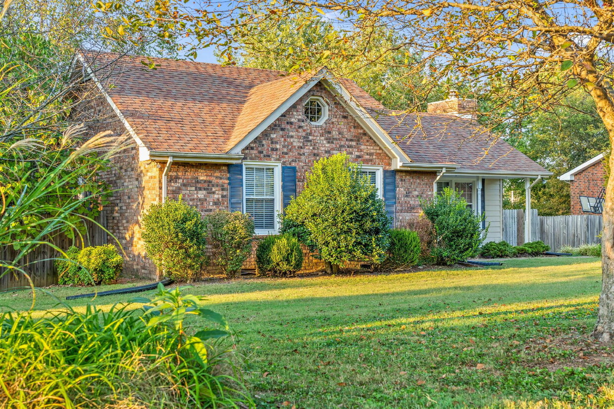 Foto principal - Huge Corner Lot in Glen Oaks!