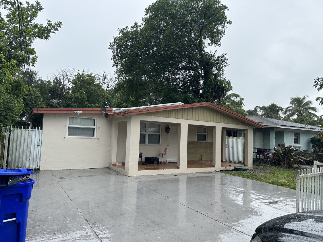 Photo - 180 NE 169th St (North Miami Beach, FL)