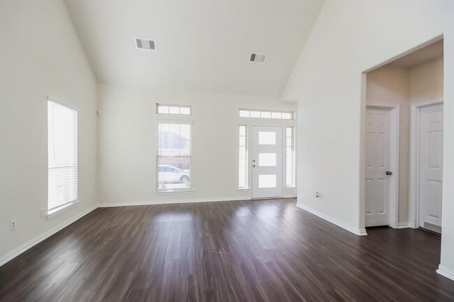 Building Photo - 12543 Highgrove Springs Dr