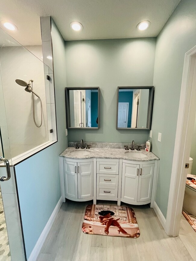 Baño privado grande - 8640 Rockland Dr