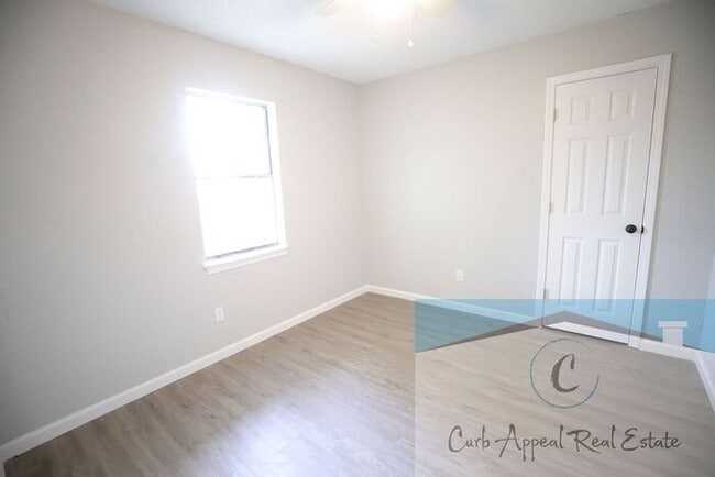 Building Photo - First month move in special $450!! 2-bedroom, 1-bath apt Trumann - HUD accepted