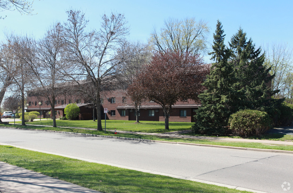 Foto del edificio - Luther Lakeside Apartments