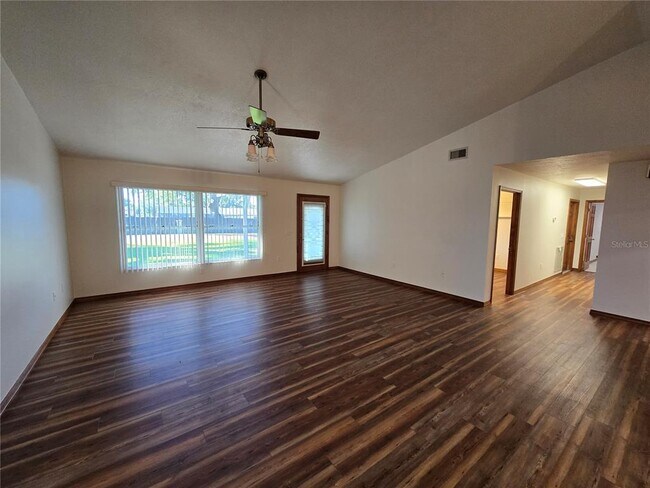 Foto del edificio - 2991 Biron Rd