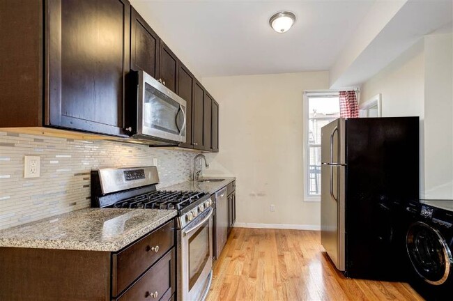 Building Photo - 257 Grove St