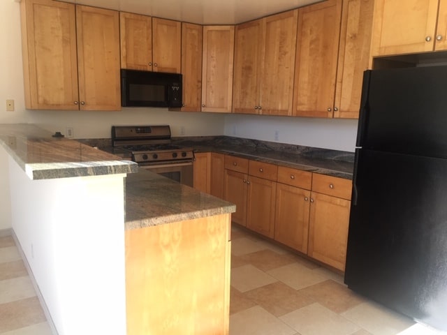 Kitchen with granite counter tops, plentiful storage - 2031 26th St