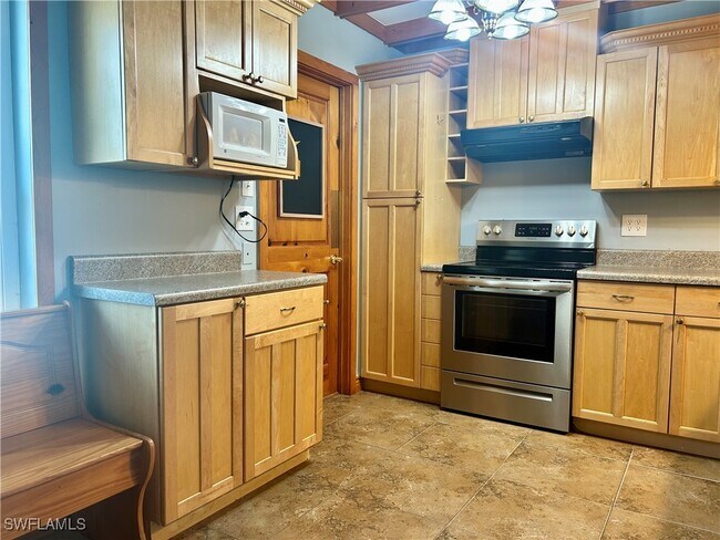 Building Photo - 652 NE 15th Ct