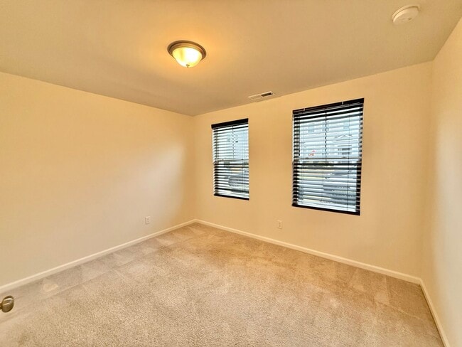 Foto del edificio - Stunning 3BD, 3.5BA Raleigh Townhome in the Desirable 5401 North Community Within Walking Distanc...