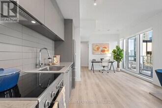 Building Photo - 101 Roehampton Ave