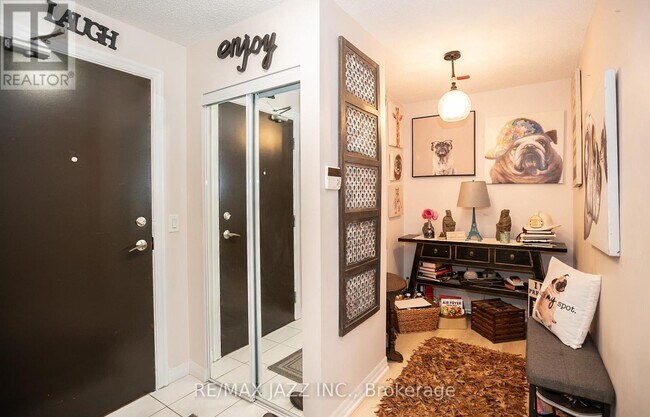 Photo du bâtiment - 1600 Charles St