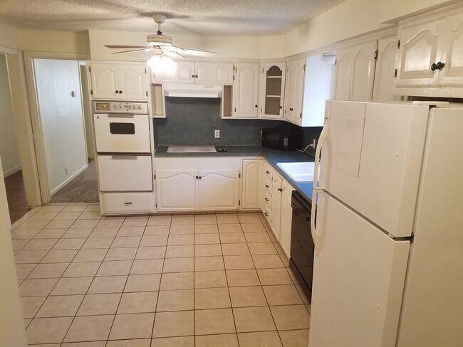 Building Photo - Beautiful Home Super Close to Tech!